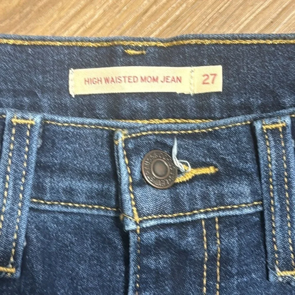 Levi's high waisted mom jean dark wash denim jeans size 27‎